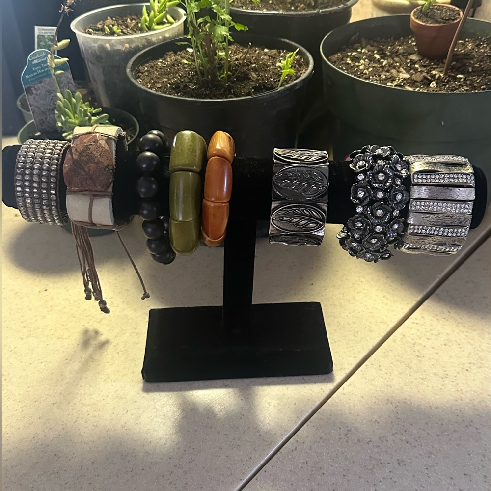 Stretchy costume jewelry